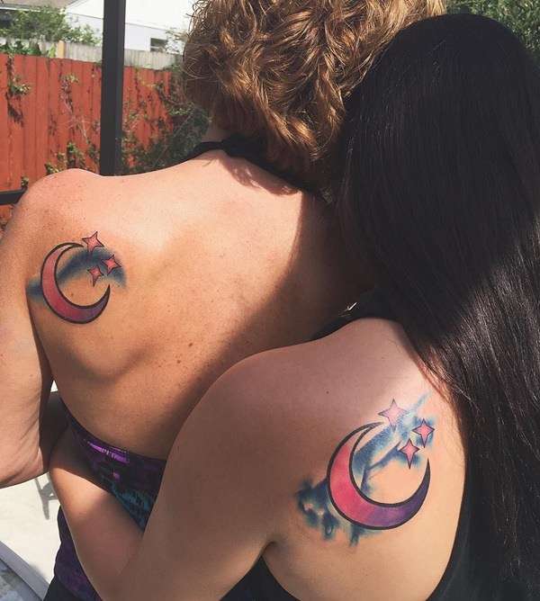 Tatuaje madre e hija luna y estrellas en color