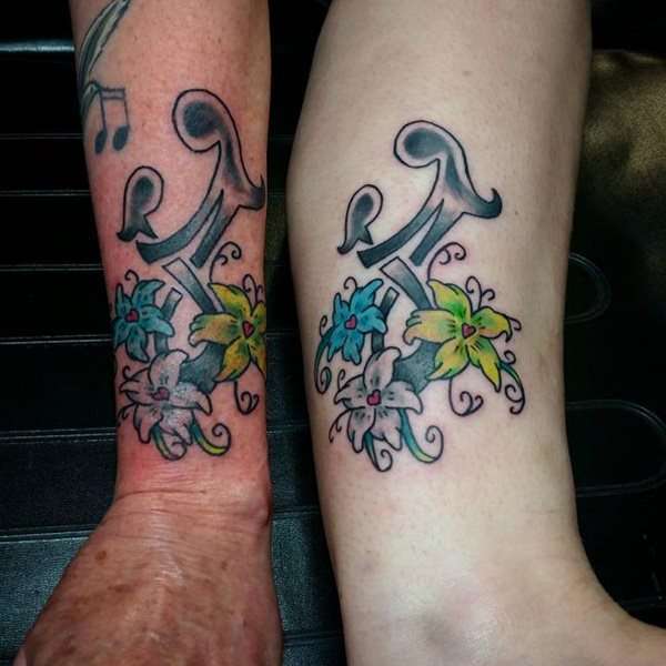 Tatuaje madre e hija y flores