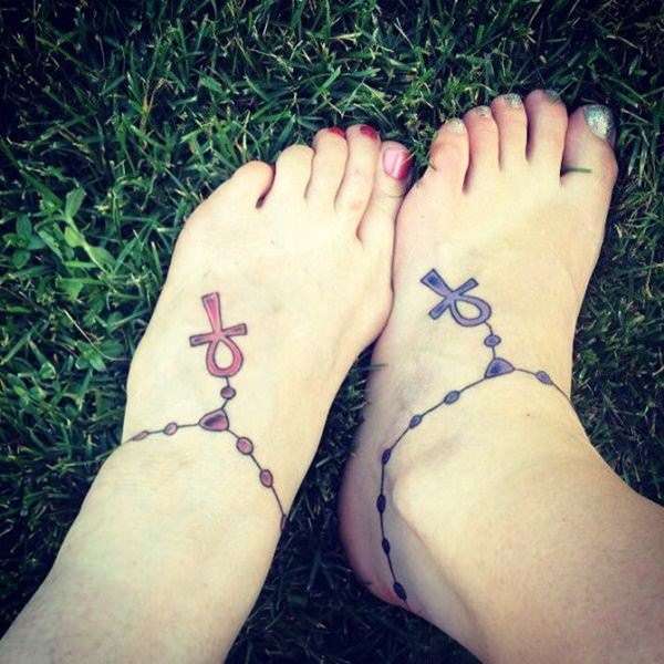Tatuaje madre e hija rosario en tobillo