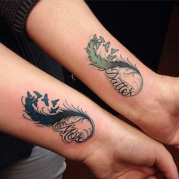 Tatuaje madre e hija pluma e infinito