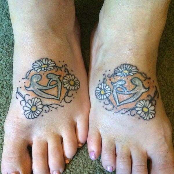 Tatuaje madre e hija en blanco