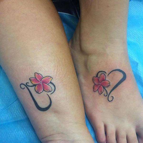 Tatuaje madre e hija flor y corazón
