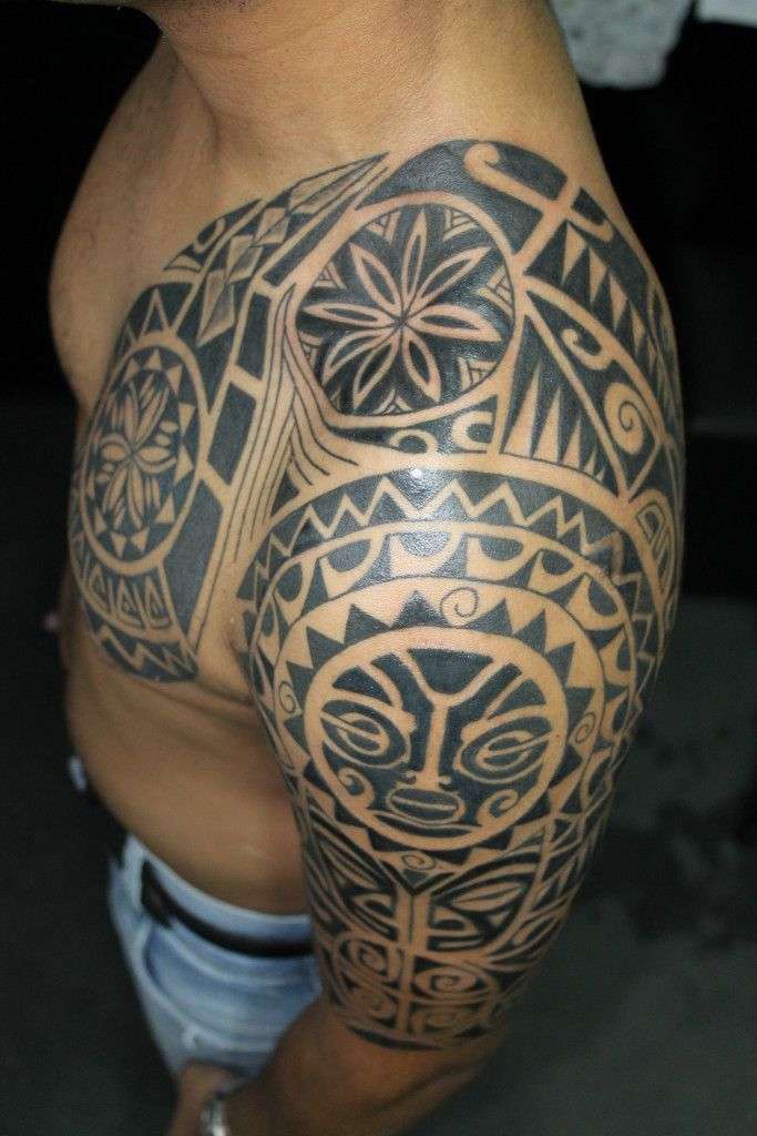 Tatuaje maorí en hombro y pecho