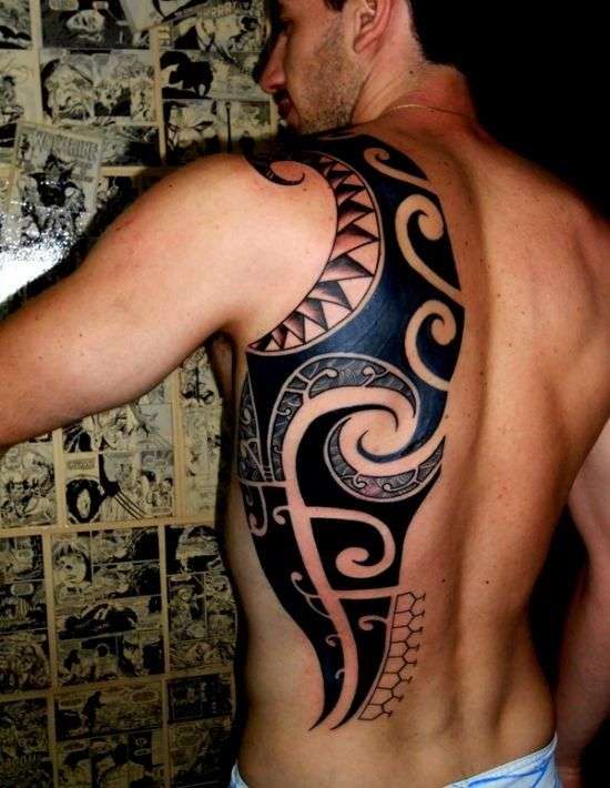 Tatuaje tribal media espalda