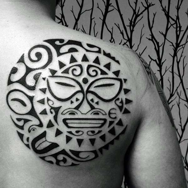 Tatuaje de sol maorí en omóplato