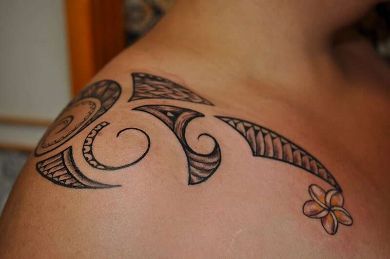 Tatuaje tribal en hombro