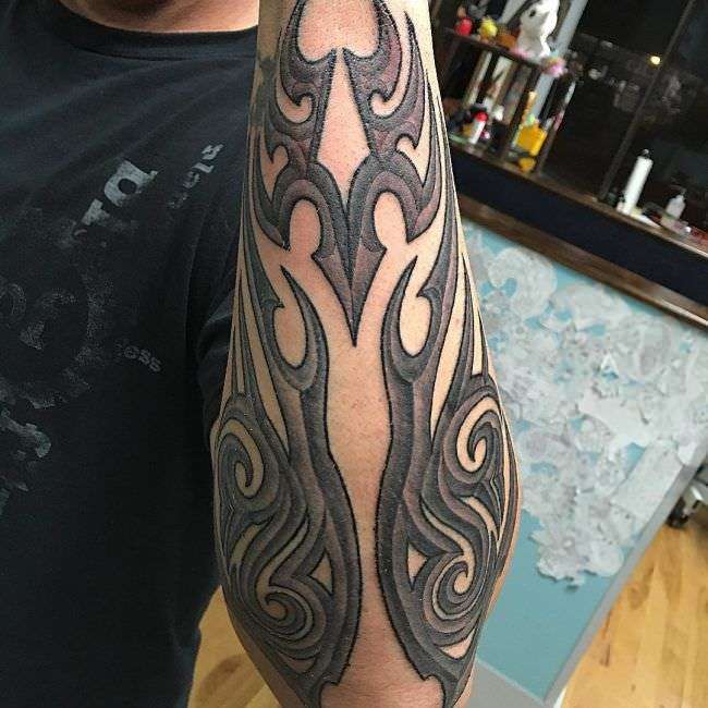 Tatuaje tribal con toque de color