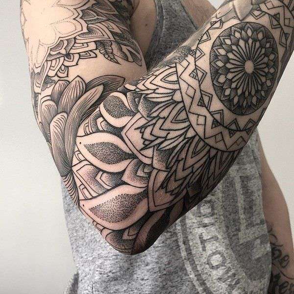 Tatuaje flor tribal en antebrazo