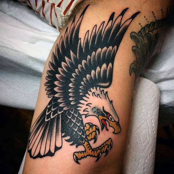 Tatuaje de águila en antebrazo