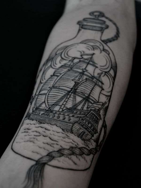 Tatuaje barco en la botella