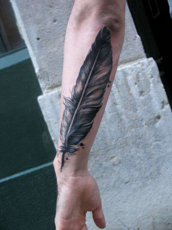 Tatuaje pluma en antebrazo