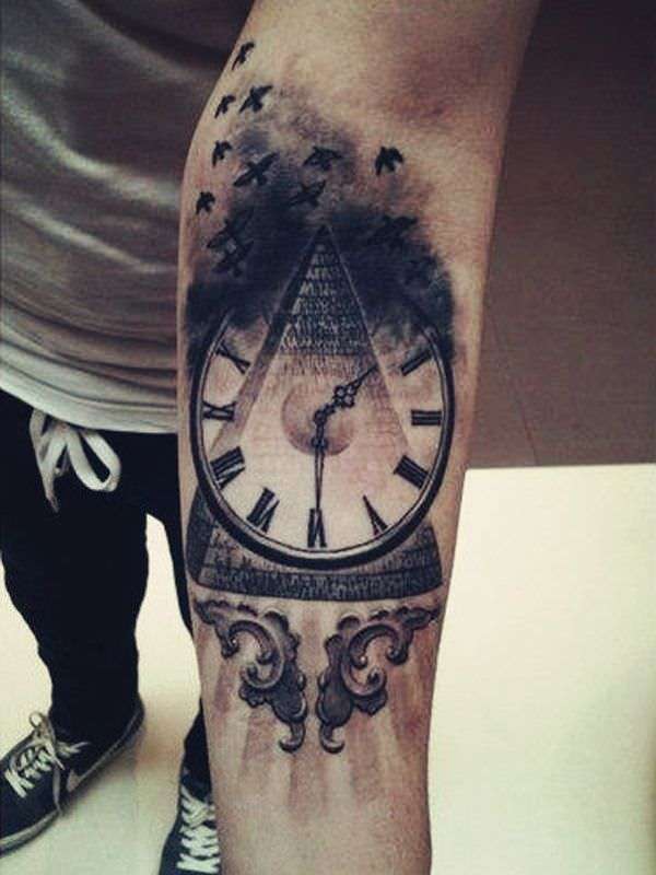 Tatuaje reloj y pirámide