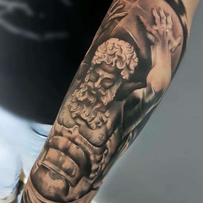 Tatuaje Atlas en antebrazo