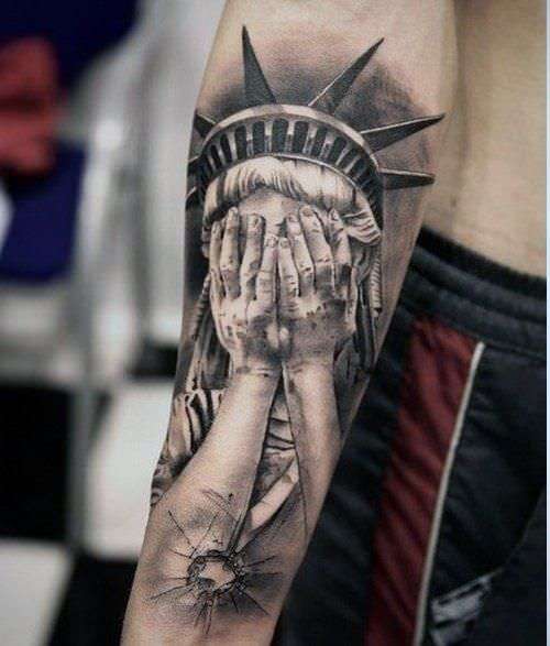 Tatuaje estatua de la libertad llora