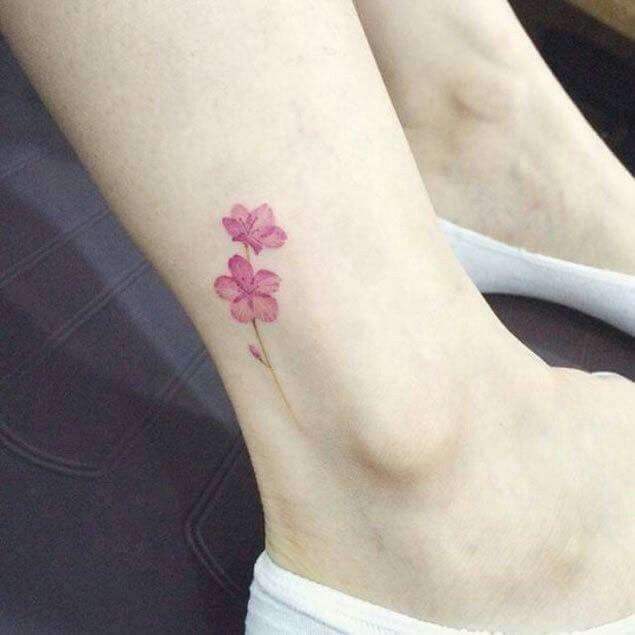 Tatuaje de flores en tobillo