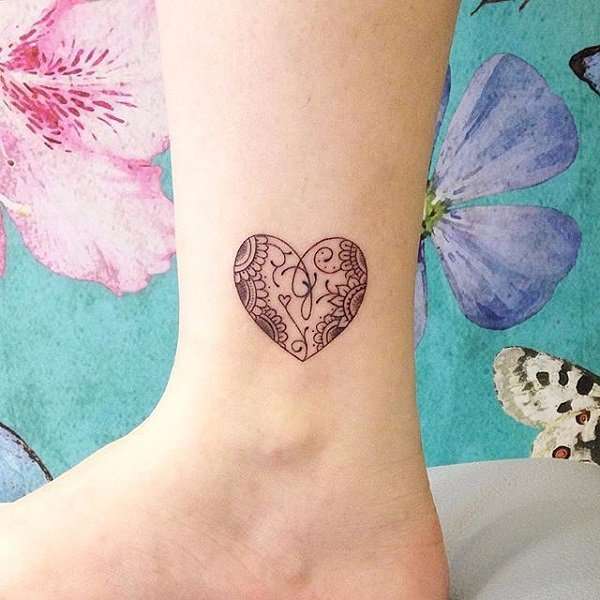 Tatuaje corazón en tobillo