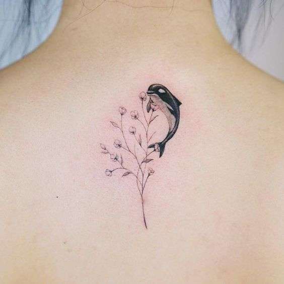 Tatuaje flores y delfín