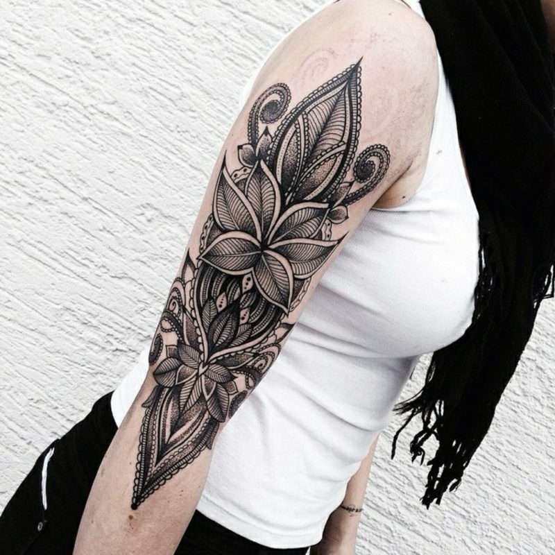 Tatuaje flores blanco y negro