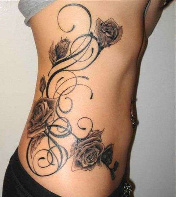 Tatuaje de rosas en lateral