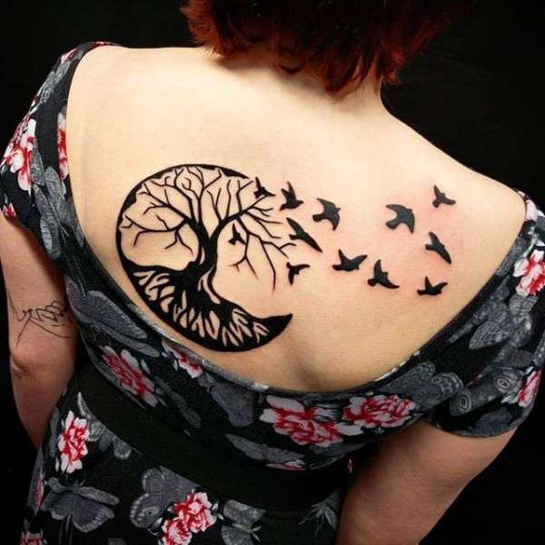 Tatuaje árbol y aves volando