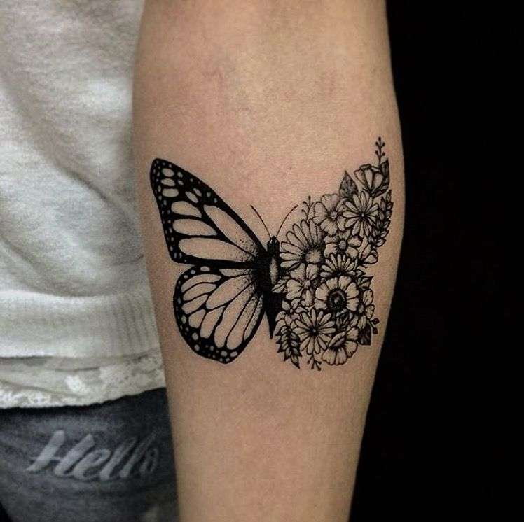 Tatuaje mariposa y flores blanco y negro
