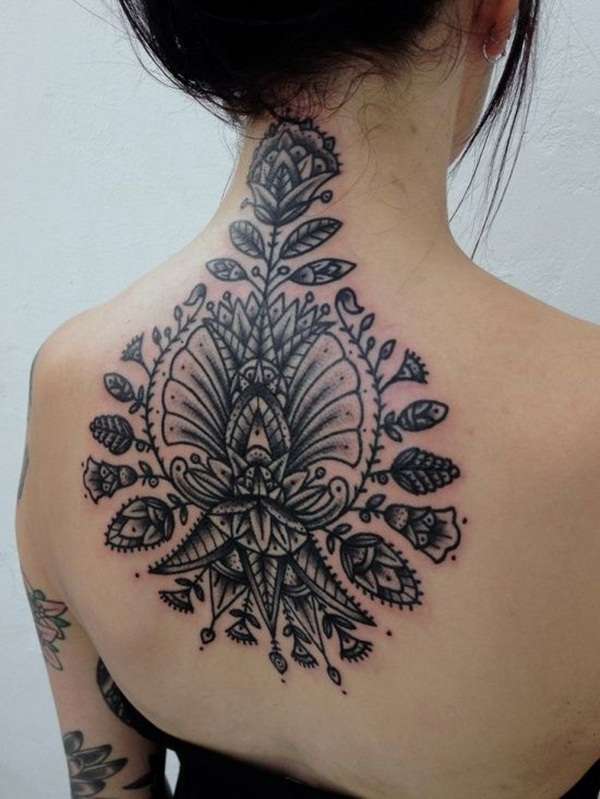 Tatuaje flores grandes en la espalda