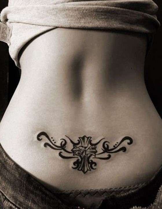 Tatuaje cruz en espalda baja