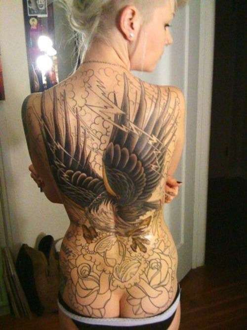 Tatuaje de águila en toda la espalda