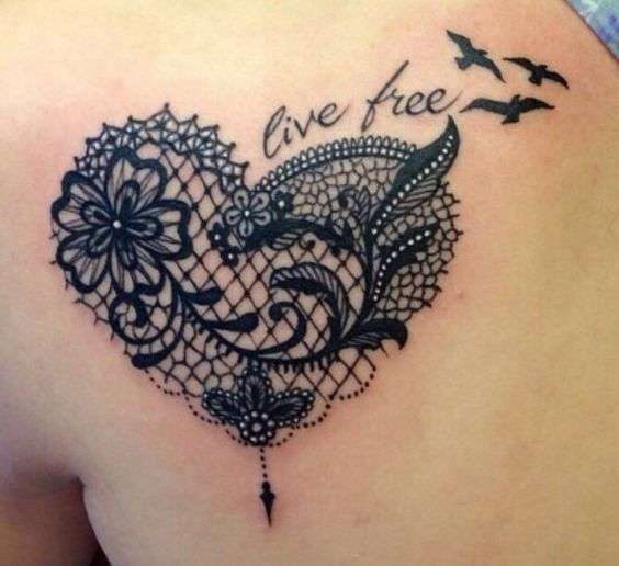 Tatuaje de corazón y aves