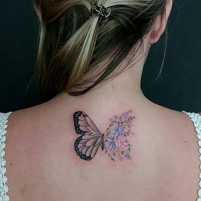 Tatuaje mariposa y flores