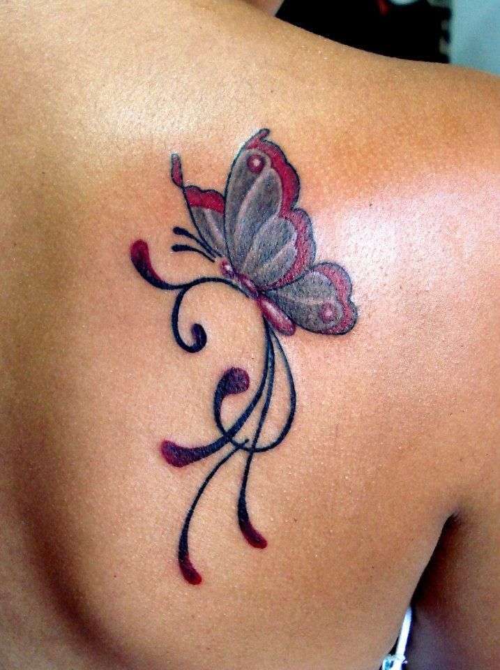 Tatuaje mariposa gris y fucsia