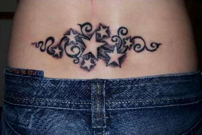 Tatuaje de estrellas en espalda baja