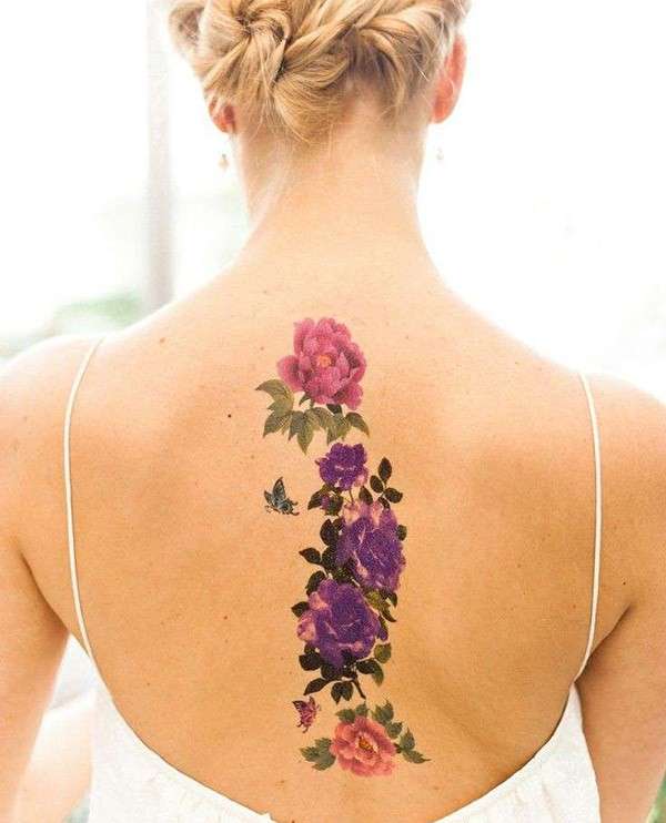 Tatuaje de flores en la espalda