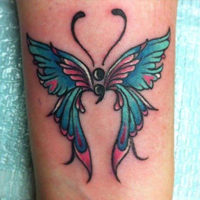 Tatuaje punto y coma mariposa grande 2