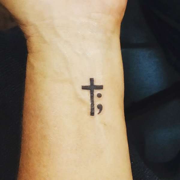 Tatuaje punto y coma con cruz