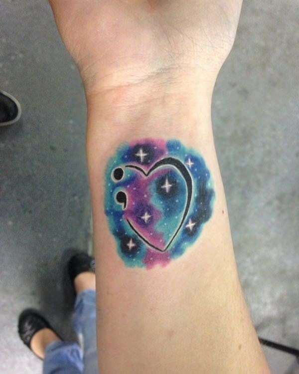 Tatuaje punto y coma corazón noche