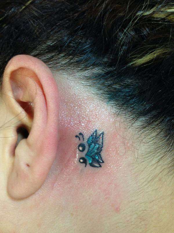 Tatuaje punto y coma mariposa pequeña