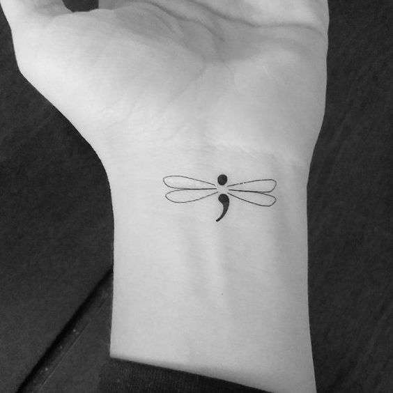 Tatuaje punto y coma libélula