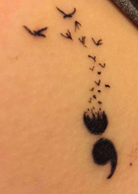 Tatuaje punto y coma pájaros