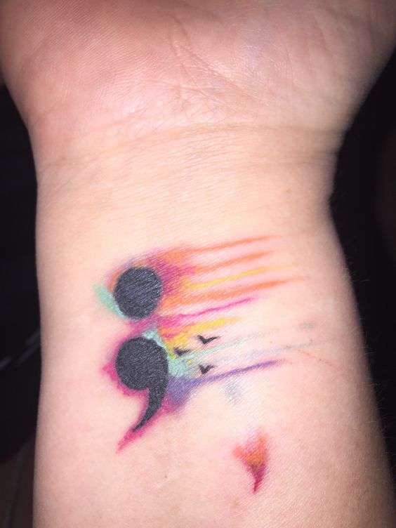 Tatuaje punto y coma colores pájaros