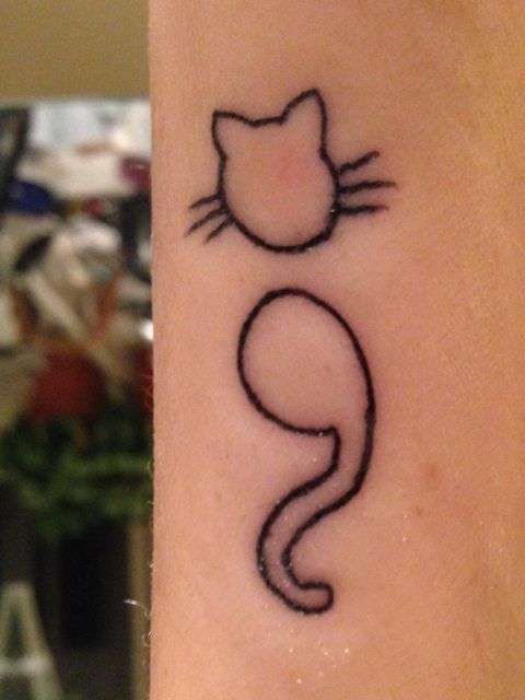 Tatuaje punto y coma gato