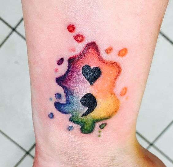 tatuaje punto y coma mancha de colores