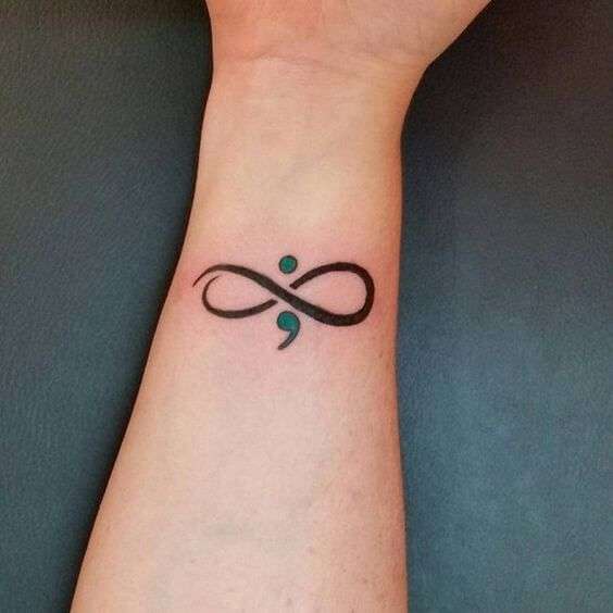Tatuaje punto y coma infinito