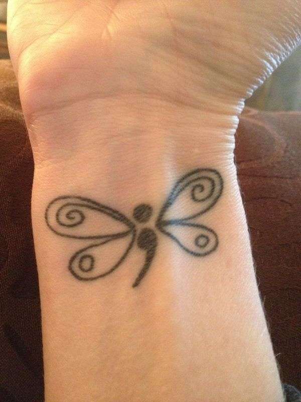 Tatuaje punto y coma mariposa muñeca 2