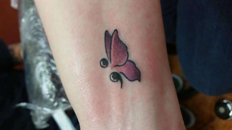 Tatuaje punto y coma mariposa 