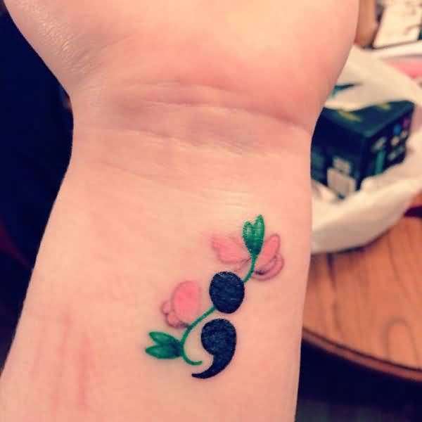 Tatuaje punto y coma flor