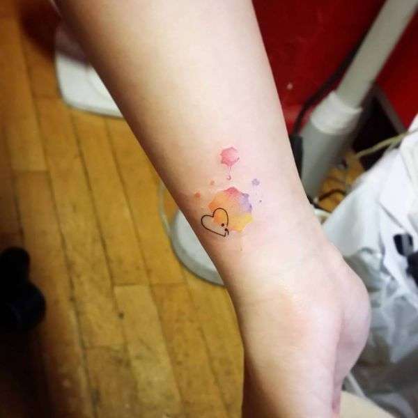 Tatuaje punto y coma mancha colores