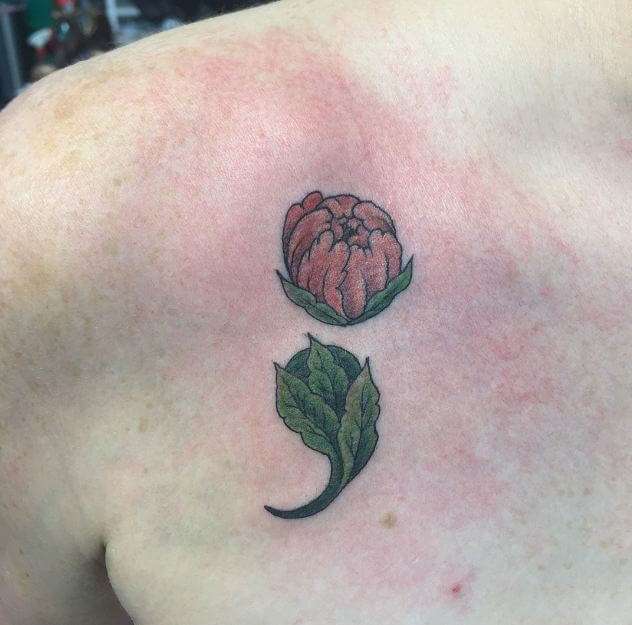 Tatuaje punto y coma flor