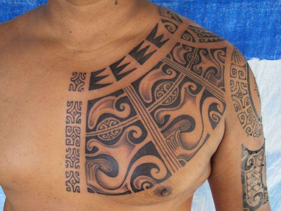Tatuaje tribal grande con detalle en color