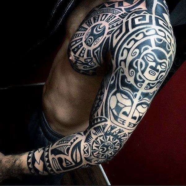 Tatuaje maorí en brazo y pecho